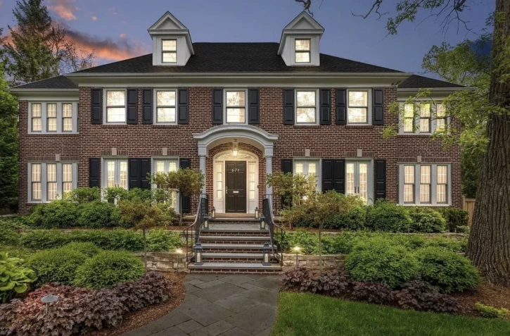 La maison du film "Maman, j'ai raté l'avion" mise en vente pour 4,8 millions d'euros [?]