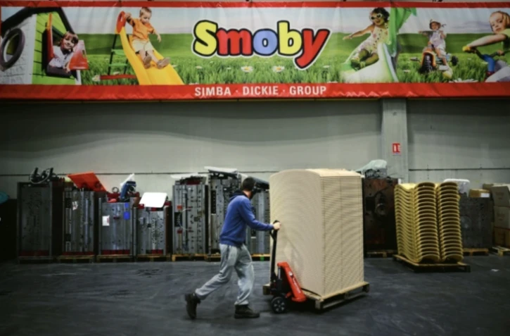 Un employé travaille dans l'usine du fabricant français de jouets Smoby à Arinthod, le 28 novembre 2024 dans le Jura ( AFP / OLIVIER CHASSIGNOLE )