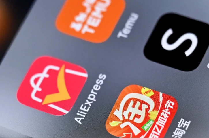 Une photo d'illustration prise le 24 avril 2025 montre les logos des applications de shopping chinoises Taobao (2e à droite), AliExpress (à gauche), Shein (à droite) et Temu, une plateforme de vente en ligne, sur un écran de smartphone. - Kirill KUDRYAVTSEV / AFP