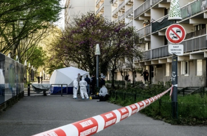 Des membres de la police scientifique opèrent sur le site où un homme de 19 ans a été tué par balles à Vaulx-en-Velin, dans la banlieue de Lyon, dans le sud-est de la France, le 7 avril 2025 dans le Rhône ( AFP / Jeff PACHOUD )