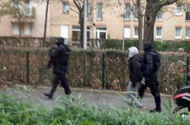 Photo prise par iphone de la police arrĂŞtant  une personne Ă  Drancy, le 16 novembre 2015