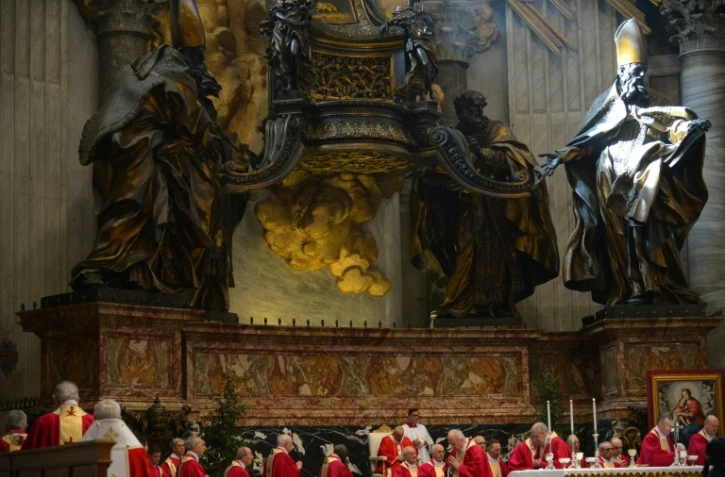 Le pape François (c) dirige une messe pour le "repos des âmes des cardinaux et évêques morts au cours de l'année", le 3 novembre 2015 au Vatican