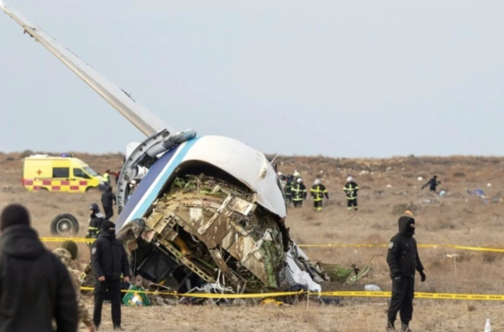 Des spécialistes des situations d'urgence travaillent sur le site du crash d'un avion de ligne de la compagnie Azerbaijan Airlines près de la ville d'Aktaou, dans l'ouest du Kazakhstan, le 25 décembre 2024 ( AFP / Issa Tazhenbayev )