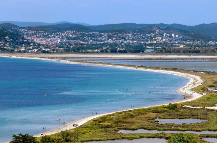 Le flan ouest du tombolo de Giens, qui borde la plage de l'Almanarre, est le plus touché par l'érosion. • © Rieger Bertrand / hemis.fr / AFP