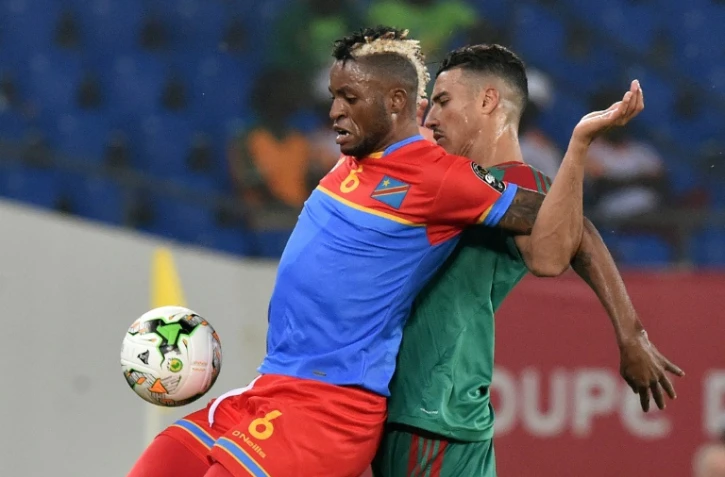 L'attaquant de la RD Congo Junior Kabananga (g) à la lutte avec le milieu du Maroc Nabil Dirar lors de la CAN, le 16 janvier 2017 à Oyem