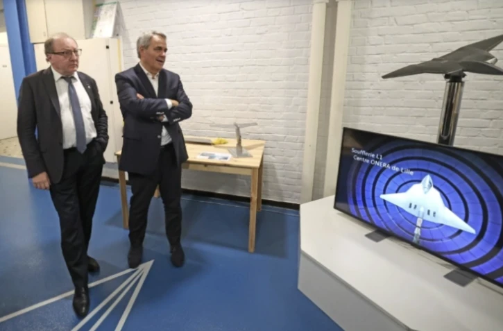 La maquette de Superman, avion de combat de demain, présentée dans le centre d'Onera à Lille devant le PDG du bureau d'études aérispatiales Onera Bruno Sainjon (g) et le président de la région Haut-de-France Xavier Bertrand, le 1er octobre 2024 ( AFP / FRANCOIS LO PRESTI )