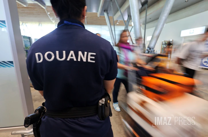 Douane aéroport Roland Garros 
