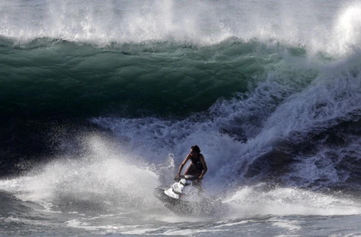 jet ski dans les vagues 