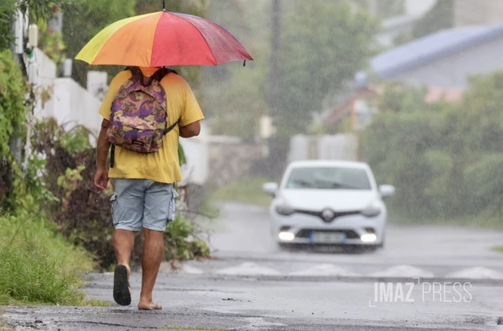 Perturbation tropicale : La Réunion toujours en vigilance fortes pluies et orages et risque de crues [?]