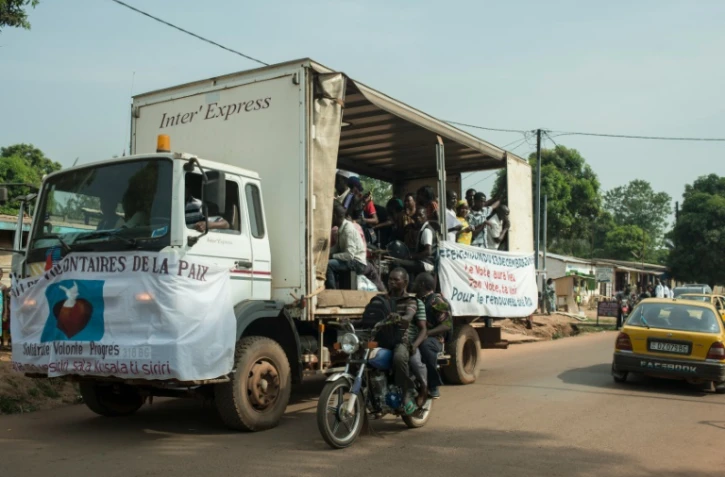 Une caravane électorale sillonne les rues de Bangui, le 12 décembre 2015 appelant à voter sur un projet de référendum constitutionnel