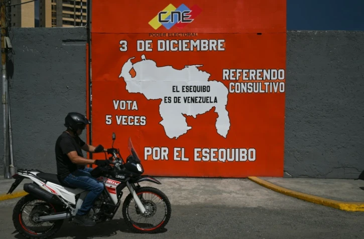 Une affiche de campagne pour un référendum sur l'annexion de la région de l'Essequibo administrée par le Guyana voisin, le 28 novembre 2023 à Caracas, au Venezuela