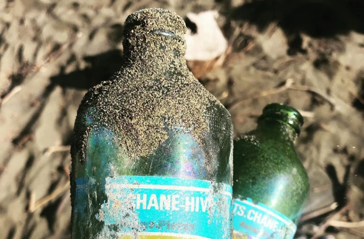 Bouteille en verre 30 ans retrouvée sable