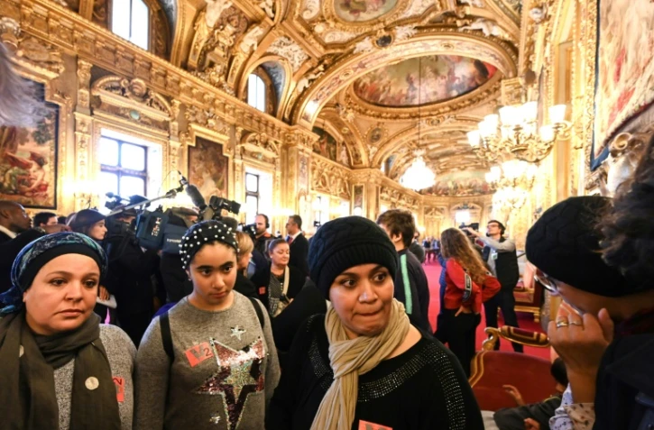 Des femmes voilées accompagnent la sénatrice Samia Ghali au Sénat lors de l'examen d'une proposition de loi très controversée relative au port du voile, le 29 octobre 2019