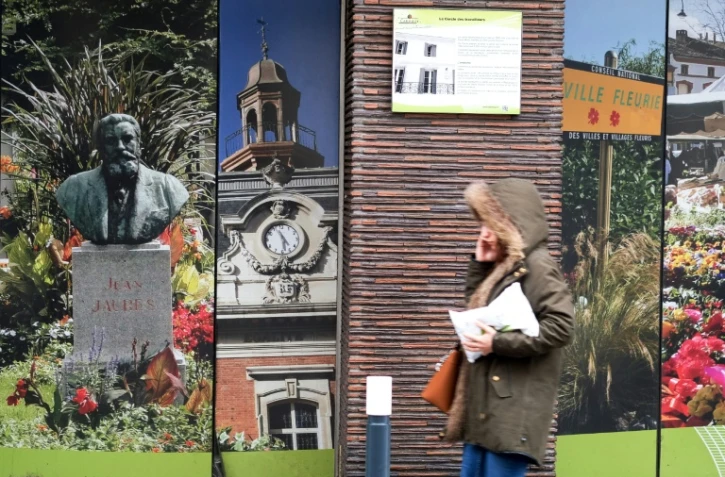 Une habitante devant le buste de Jean Jaurès le 3 février 2017 à Carmaux