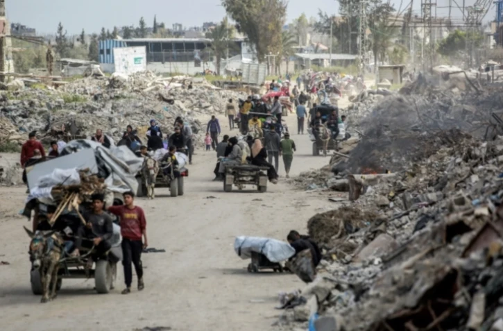 Des Palestiniens quittent Beit Hanoun, dans le nord de la bande de Gaza, avec leurs biens, en direction de la ville de Gaza suite aux ordres d'évacuation israéliens, le 19 mars 2025 ( AFP / Bashar TALEB )