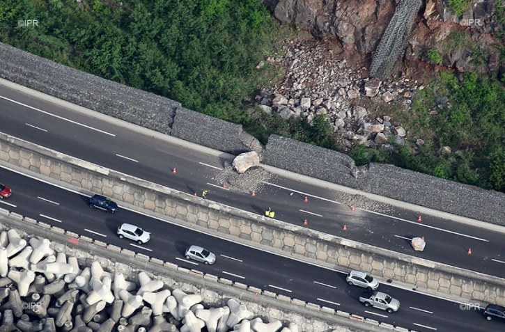 PHOTOS - Les blocs de pierre sont partis du sommet de la falaise