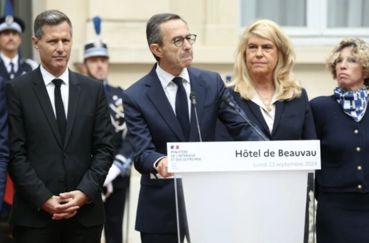 Le nouveau ministre de l'Intérieur Bruno Retailleau (c) lors de la passation de pouvoir à l'hôtel de Beauvau, le 23 septembre 2024 à Paris ( AFP / Alain JOCARD )