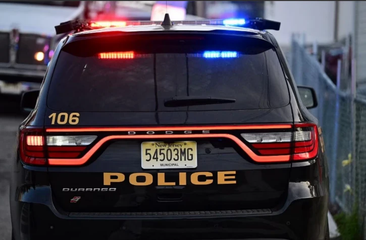 États-Unis : une voiture s'envole au-dessus de l'autoroute lors d'une course-poursuite
