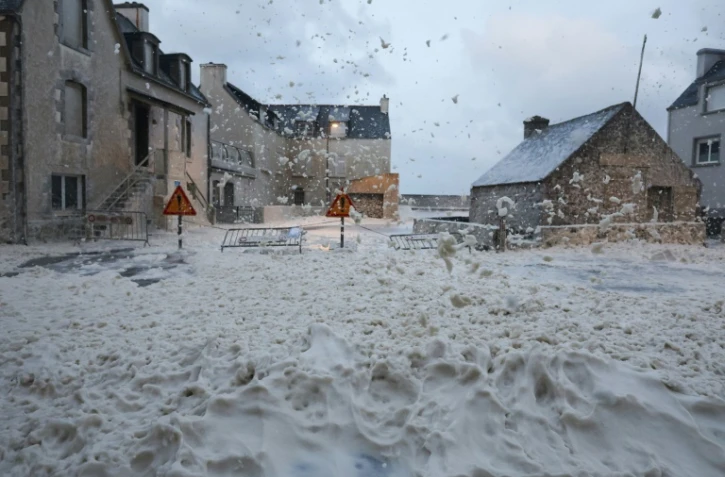De l'écume de mer dans les rues de Penmarc'h, dans le Finistère lors de la tempête Ciaran, le 2 novembre 2023