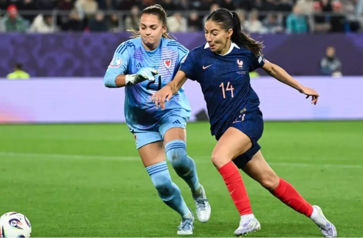  Clara Matéo subtilise la balle à la gardienne galloise Safia Middleton-Patel, le 9 juillet 2025 à Saint-Gall. © Sébastien Bozon, AFP 