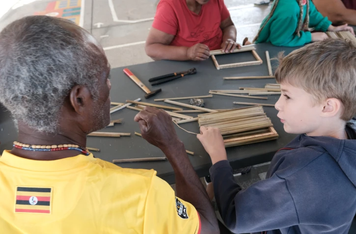 Saint-Paul : un atelier kayamb réunit enfants et gramounes en centre de loisirs