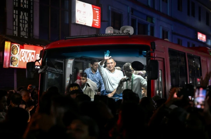 Le président du Parti nationaliste du Bangladesh (BNP), Tarique Rahman, salue ses soutiens depuis un véhicule avant le marathon électoral, à Sylhet, le 21 janvier 2026
