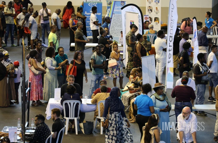 salon de l'emploi stade Ivoula 