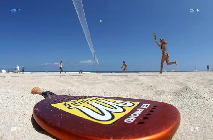 Beach tennis