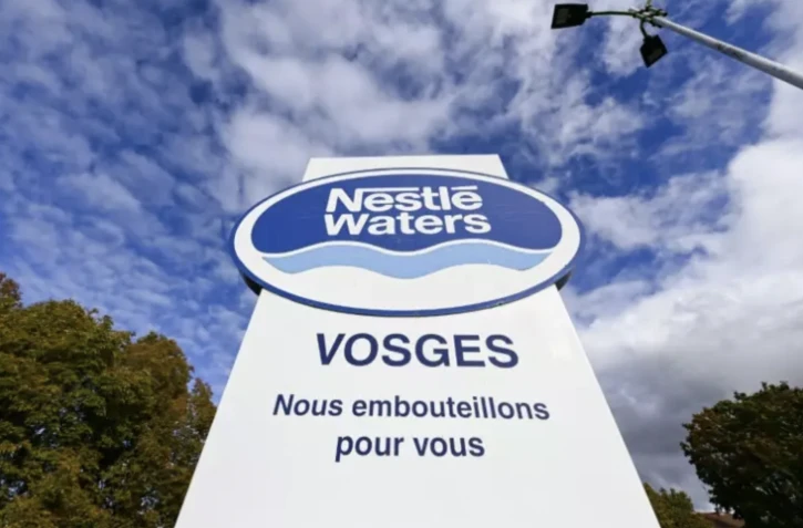 Le logo de Nestlé Waters sur son site d'embouteillage de Vittel, dans les Vosges, le 24 octobre 2023 ( AFP / JEAN-CHRISTOPHE VERHAEGEN )