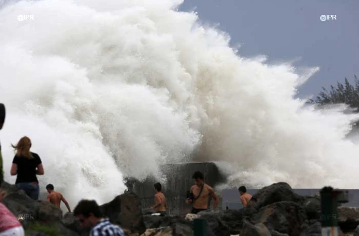 Imprudence sur la digue de Roches Noires