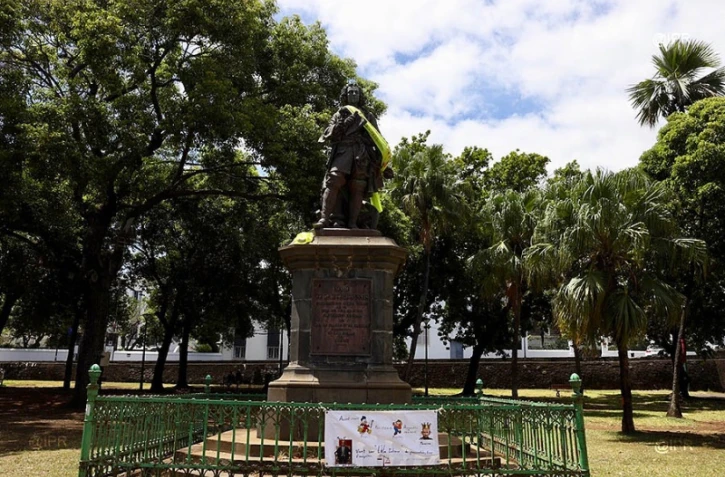 Gilet jaune sur la statue de Mahé La Bourdonnais 