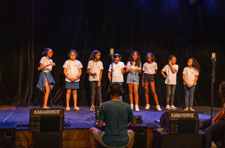 Le Port: les conseillers municipaux enfants et Tias enregistrent une chanson sur l’environnement 