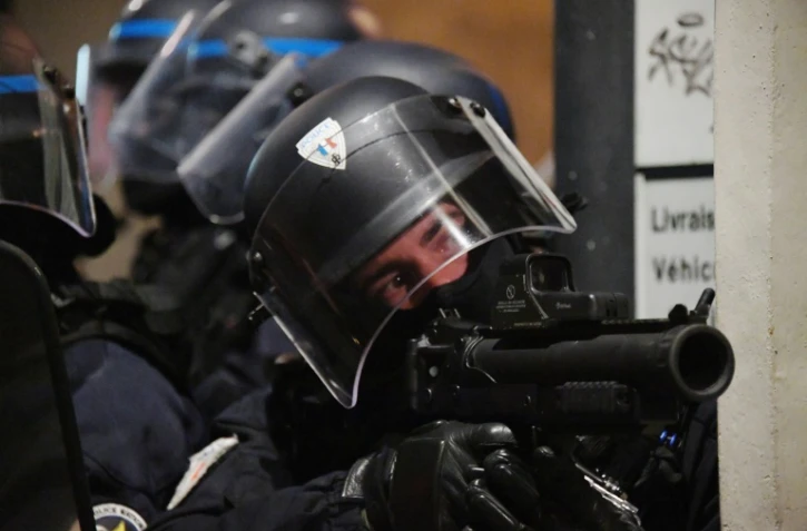 Un policier tient un lanceur de balles de défense (LBD) lors d'une manifestation des "gilets jaunes" le 12 janvier à Bordeaux
