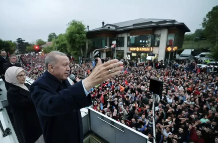 Le président turc Recep Tayyip Erdogan, reconduit dimanche pour cinq ans à la tête de son pays, salue ses partisans devant son domicile sur la rive asiatique d'Istanbul. Istanbul 28 mai 2023. ( TURKISH PRESIDENTIAL PRESS SERVICE / MURAT CETIN MUHURDAR )