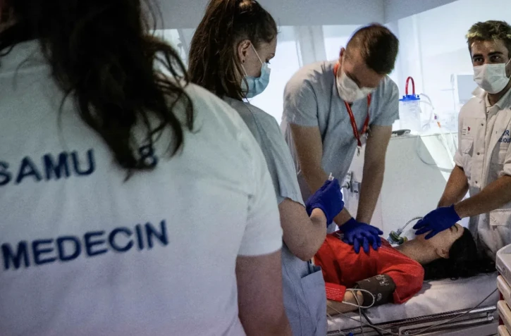 Des médecins du Samu pratiquent un massage cardiaque sur un mannequin, lors d'une séance d'entraînement, à l'hôpital Émile Muller, de Mulhouse, le 26 juin 2023 (ILLUSTRATION) - Sébastien BOZON / AFP