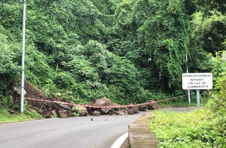 Saint-Leu : des travaux d'hélitreuillage en cours, la rue Haute toujours coupée 
