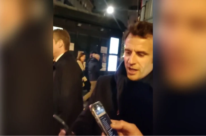 Emmanuel Macron a chanté avec un groupe de jeunes, lundi soir dans les rues de Paris, après son allocution à la télévision. Facebook/Canto