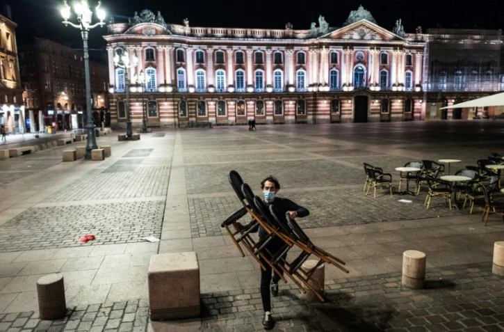 Evacuation des tables et chaises des terrasses à l'approche du couvre-feu place du Capitole à Toulouse, le 24 octobre 2020