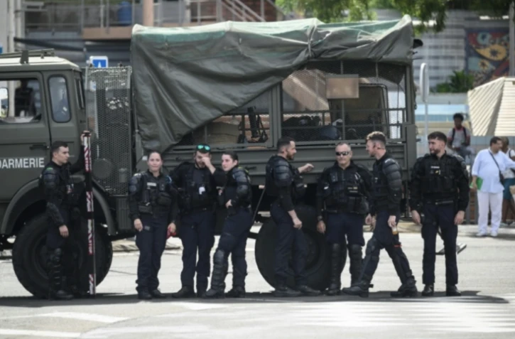 Des gendarmes stationnés sur une route à Fort-de-France, le 24 septembre 2024 en Martinique ( AFP / Ed JONES )