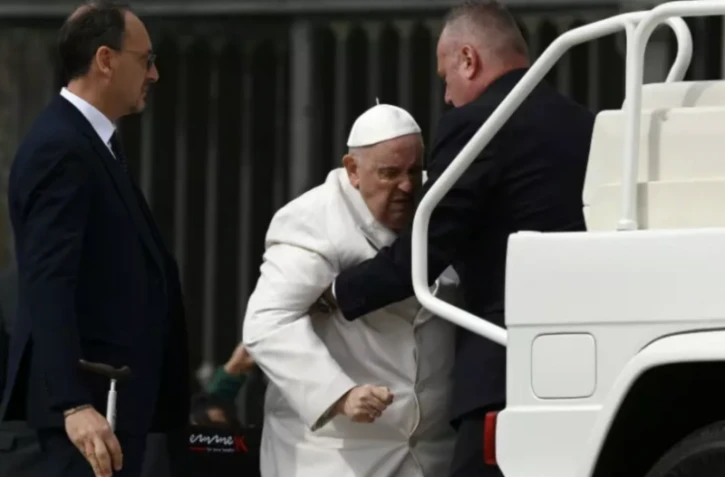 Le pape François le 29 mars 2023 à la fin de l'audience générale hebdomadaire sur la place Saint-Pierre au Vatican. ( AFP / Vincenzo PINTO )