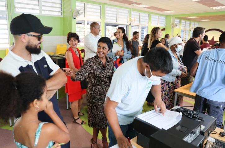 Ericka Bareigts à la remise des ordinateurs pour lutter contre la fracture numérique