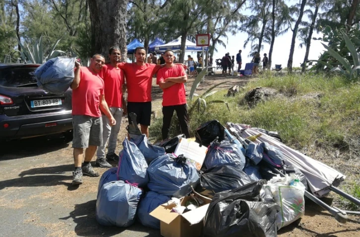 Une opération de nettoyage autour du marché de l'Etang-Salé