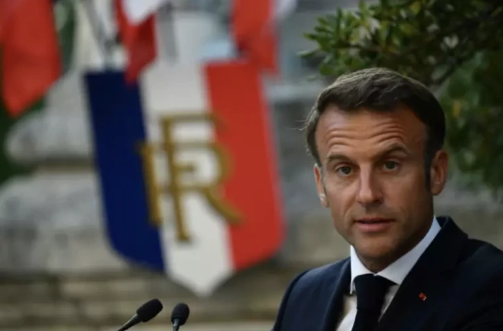 Le président français Emmanuel Macron à Bormes-les-Mimosas, dans le Var, le 17 août 2023 ( POOL / CHRISTOPHE SIMON )