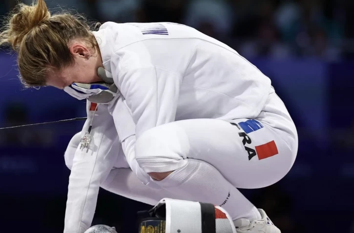 La détresse d'Auriane Mallo-Breton après la défaite des Françaises contre l'Italie, le 30 juillet. (