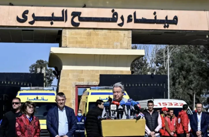 Aux portes de Gaza, le chef de l'ONU appelle Ă mettre fin au "cauchemar"