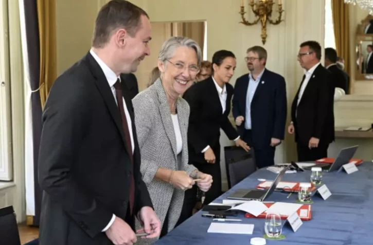Le ministre du Travail Olivier Dussopt, à gauche et la Première ministre Elisabeth Borne, à sa droite lors de la réunion avec les représentants des syndicats à Matignon, à Paris, le 17 mai 2023 ( POOL / Emmanuel DUNAND )