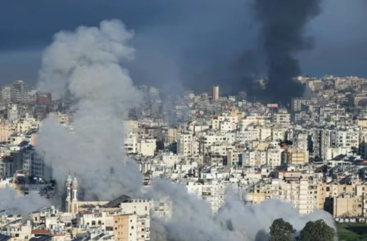 L'Iran sous le feu israélo-américain, Trump dit avoir "presque tout détruit"