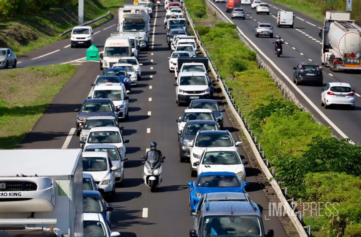 Route du littoral : collision entre une moto et une voiture, 13 km d’embouteillage en direction de Saint-Denis