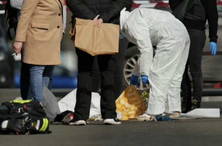 Des policiers sur le site de la mort d'un homme "menaçant", tué par la police, le 26 février 2025 à Dugny ( AFP / Thomas SAMSON )