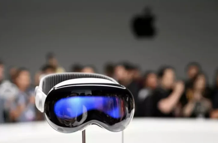 Apple a présenté lundi le Vision Pro, son premier casque de réalités virtuelle et augmentée ( AFP / Josh Edelson )